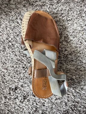 Kenneth Cole Reaction Brown Sandal with Gray Elastic Straps